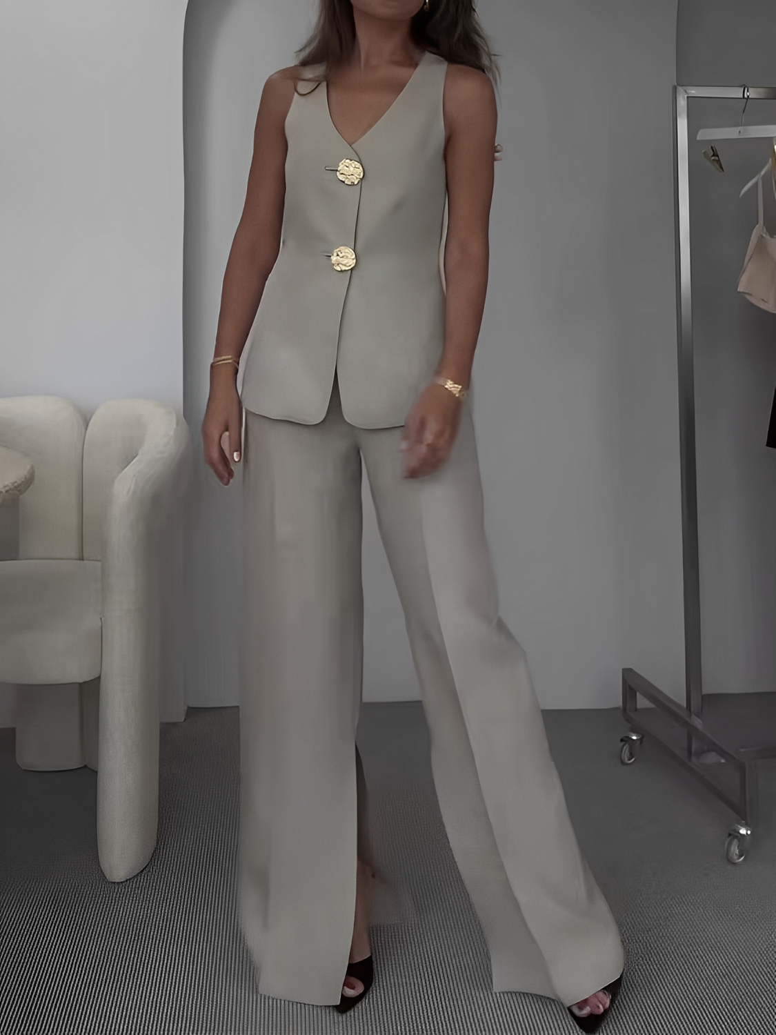 Conjunto Feminino de Alfaiataria com Colete Acinturado de Botões Maxi e Calça Reta com Fenda - Brenda