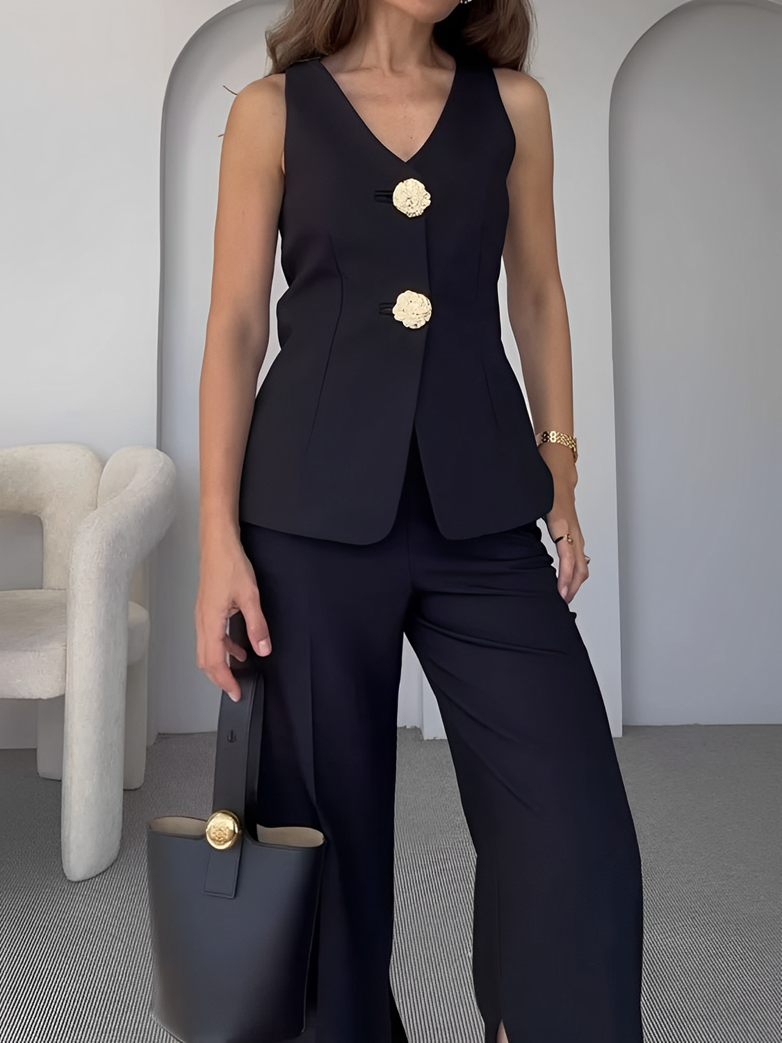 Conjunto Feminino de Alfaiataria com Colete Acinturado de Botões Maxi e Calça Reta com Fenda - Brenda